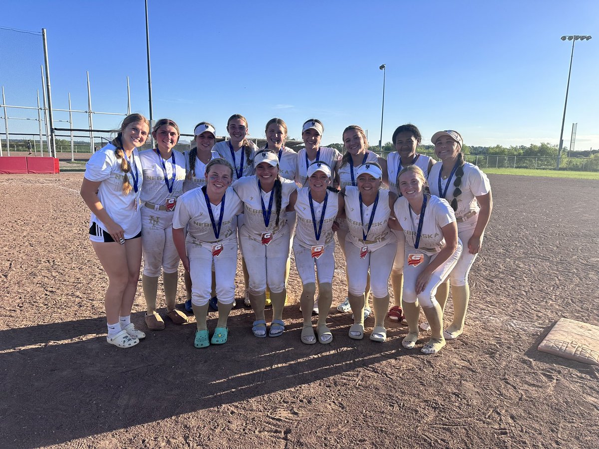 NETHUNDERDILLON's tweet photo. 6-2 on the weekend. Took home 3rd place at @USSSAFastpitch A State. @Avery_200806  &amp; @raegan_ruyle05 with bombs! Thanks @LailaCuevas14 for helping us last minute. https://t.co/4PM20Oeoe4