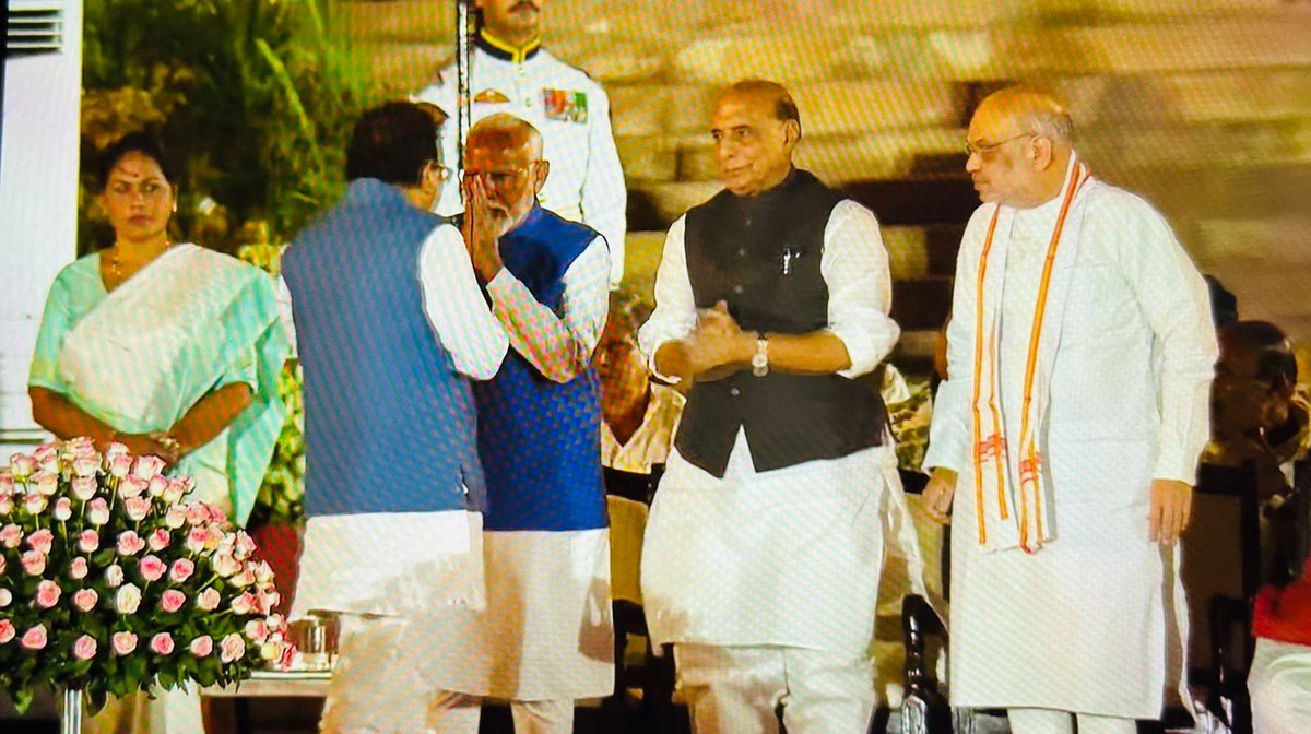 spsinghbaghelpr's tweet photo. अपनी टीम के सदस्य के रूप में मुझ पर जताए गए  भरोसे के लिए प्रधानमंत्री श्री @narendramodi जी का बहुत आभारी हूं .
 इस महत्वपूर्ण अवसर प�� मै आगरा लोकसभा क्षेत्र की सम्मानित जनता का और भाजपा के प्रत्येक कार्यकर्ता का आभार व्यक्त करता हूं जिनकी मेहनत और समर्थन के बिना यह संभव नहीं था।

 मुझे पूर्ण विश्वास है कि माननीय प्रधानमंत्री श्री नरेंद्र मोदी  जी  अपने तीसरे ऐतिहासिक कार्यकाल में अभूतपूर्व भारत के विकास की गाथा को एक नया मुकाम  प्रदान करेंगे ।