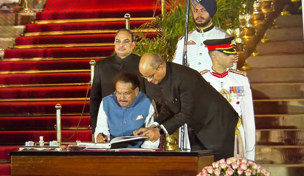 spsinghbaghelpr's tweet photo. अपनी टीम के सदस्य के रूप में मुझ पर जताए गए  भरोसे के लिए प्रधानमंत्री श्री @narendramodi जी का बहुत आभारी हूं .
 इस महत्वपूर्ण अवसर प�� मै आगरा लोकसभा क्षेत्र की सम्मानित जनता का और भाजपा के प्रत्येक कार्यकर्ता का आभार व्यक्त करता हूं जिनकी मेहनत और समर्थन के बिना यह संभव नहीं था।

 मुझे पूर्ण विश्वास है कि माननीय प्रधानमंत्री श्री नरेंद्र मोदी  जी  अपने तीसरे ऐतिहासिक कार्यकाल में अभूतपूर्व भारत के विकास की गाथा को एक नया मुकाम  प्रदान करेंगे ।