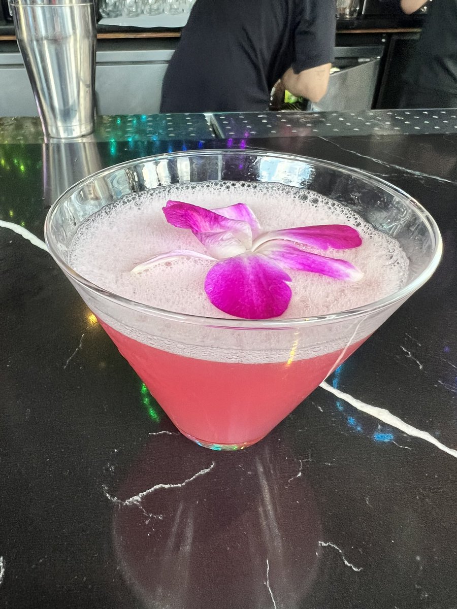 arellxno's tweet photo. 🌃🍸 https://t.co/LvScnRvtjH