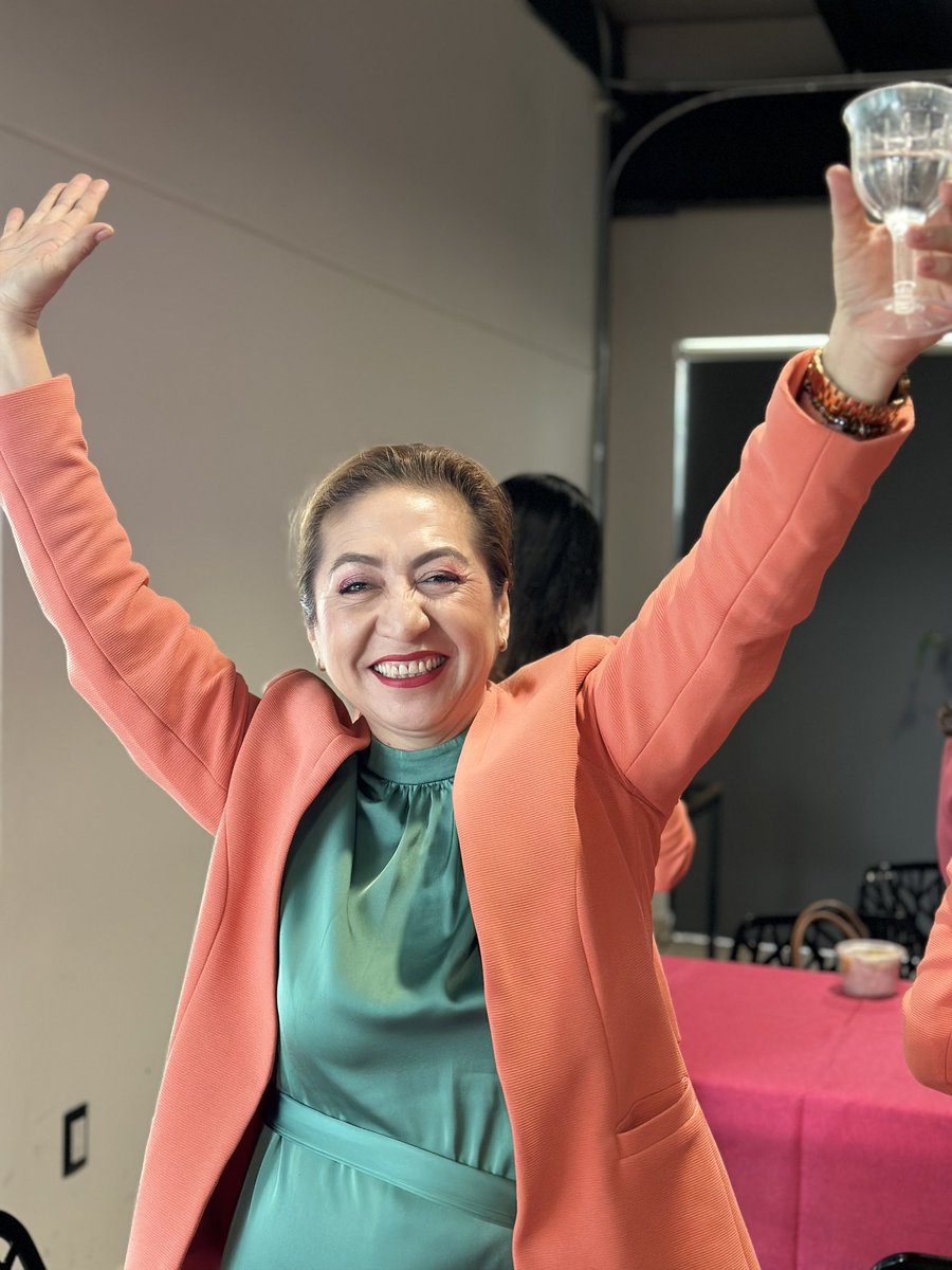 MonteroFlor's tweet photo. ¡La clave del éxito está en la colaboración! Juntas, en esta reunión ejecutiva, transformamos sueños en realidad.
#liderazgo #redesdemercadeo 
#exitocolectivo #regalos #Dubai 
#directorasmarykay  
#inteligenciaemocional 
#marykaymexico #negociosonline https://t.co/dYYrJ3om2d