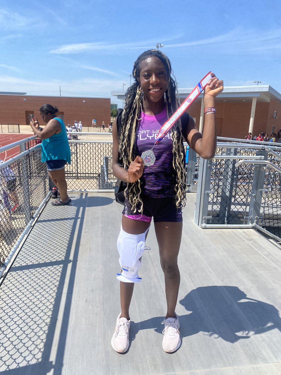 TylerTutu_1's tweet photo. District today. qualified for regionals in the 4x1 &amp; 200m. Unfortunately was unable to run the 100,400,&amp; 4x4 due t injury. https://t.co/mjGbTJHMhx