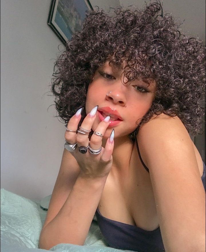 limoerizei's tweet photo. @iiforcats
𝒩ome: Beattrice L. Costa.
ℐdαde: 17.
𝒮exuαlıdαde: bissexual.
𝒫ronomes: ela/dela. https://t.co/7kc9xZHc8Y