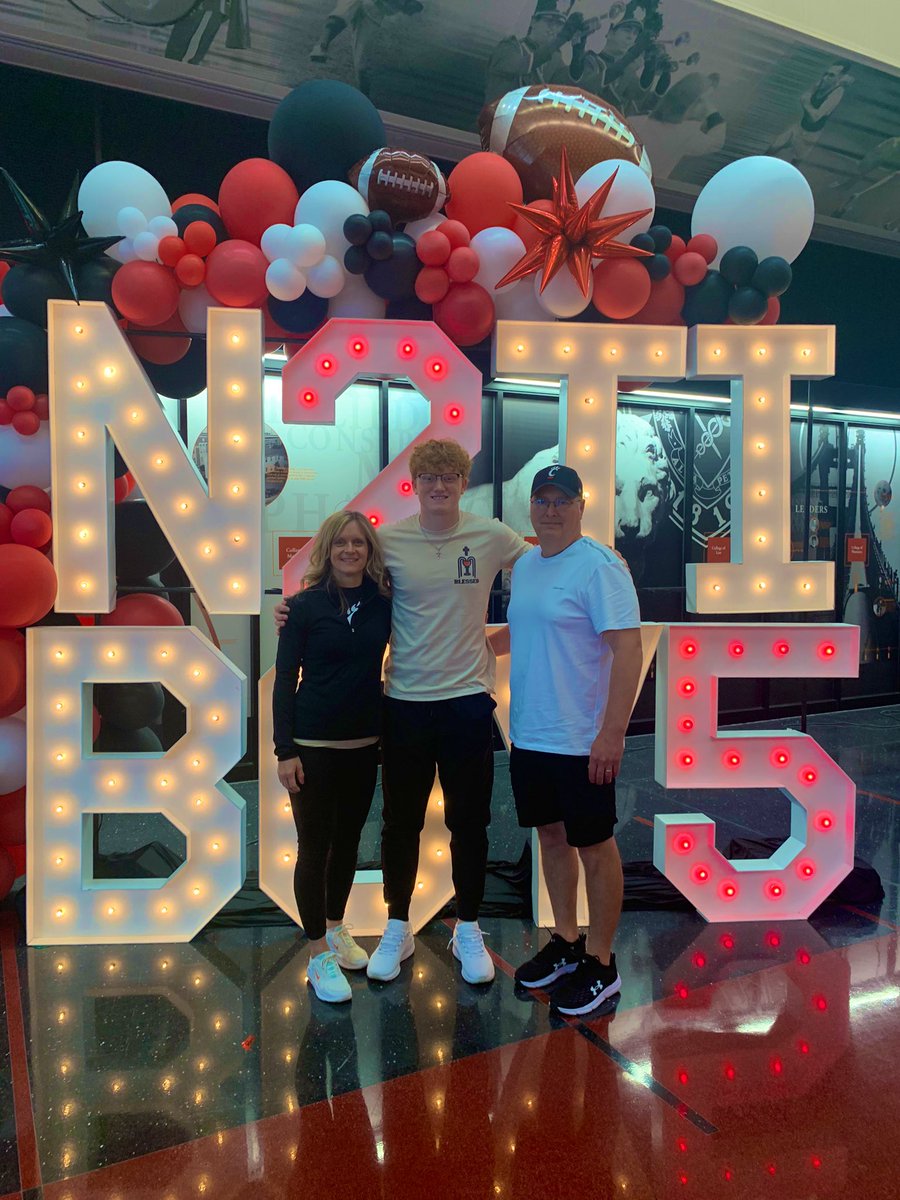 Huge thank you to the whole <a href="/GoBearcatsFB/">Cincinnati Football</a> staff for hosting me and my family on a great official visit!!
<a href="/CoachSattUC/">Coach Satterfield</a> 
<a href="/CoachPeteThomas/">Pete Thomas</a> 
<a href="/Coach_Cass/">Cass Simmons</a> 
<a href="/Coach__Canada/">Chris Canada</a> 
<a href="/ZachGrantUC/">Zach Grant</a> 
<a href="/CarolineTart_/">Caroline McMurry Tart</a> 
@ashhecimovich 
@PAbrams75 
<a href="/coach_stepp/">Coach Stepp</a> 
<a href="/CoachCFitch17/">Curtis Fitch</a> 
<a href="/UCGriff/">Jack Griffith</a> 
<a href="/cwilsFB/">Carter Wilson</a>