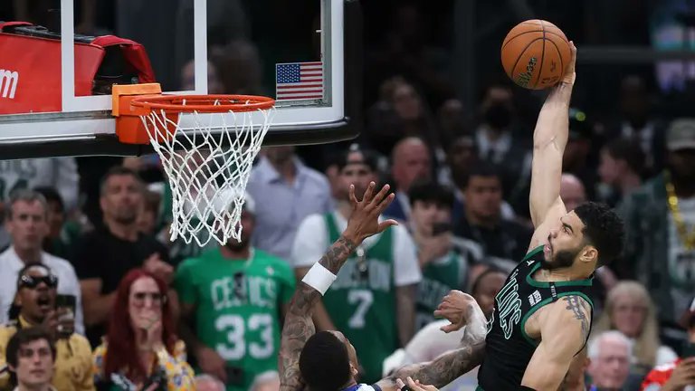 TUDNUSA's tweet photo. Celtics toma ventaja en las Finales🤯😱
https://t.co/VO896ckPJC
#Celtics I #NBA I #FinalsNBA https://t.co/HNNCotMmja