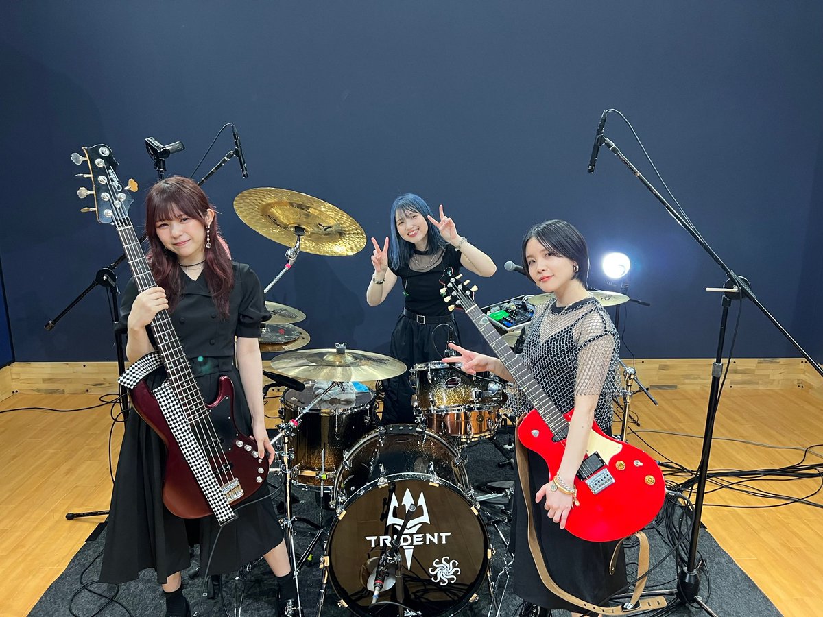MUSIC_BB_staff's tweet photo. B.B.レアリティ♬
アーティストのパフォーマンスをお届けする「B.B. LIVE SHOWCASE」のコーナー！

今週(6/10～6/16）は！
Gt＆Vo 西沢幸奏（@ShienaNishizawa）
Ba. fami（@famifamimario）
Dr. NAGISA（@ngk725）

この3人で「岡崎体育 / 感情のピクセル」をプレイ♪

お見逃しなく💥 https://t.co/cwKNhY2DCs