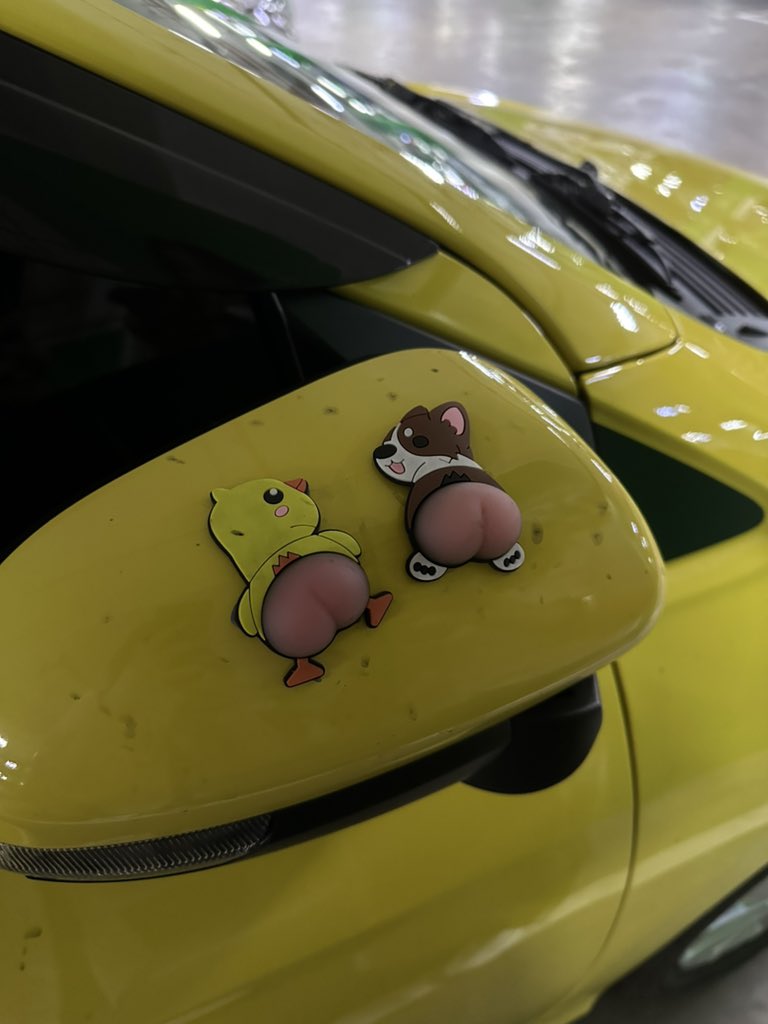 eunicornnn's tweet photo. the car parked beside me 😆 https://t.co/dfyXUGk6U0