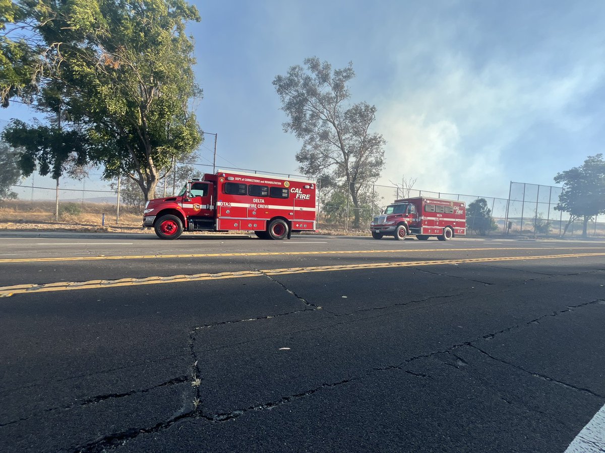 calfireSCU's tweet photo. #JohnFire [update] at John Henry Johnson Pkwy X Ripple Rouge Rd in Pittsburg (Contra Costa County) is now 55 acres and 50% contained. Firefighters continue to build and maintain containment lines. 

Unified command with @ContraCostaFire. 
#CALFIRESCU

https://t.co/HxaKzBUZlw https://t.co/ur7OUvD55p