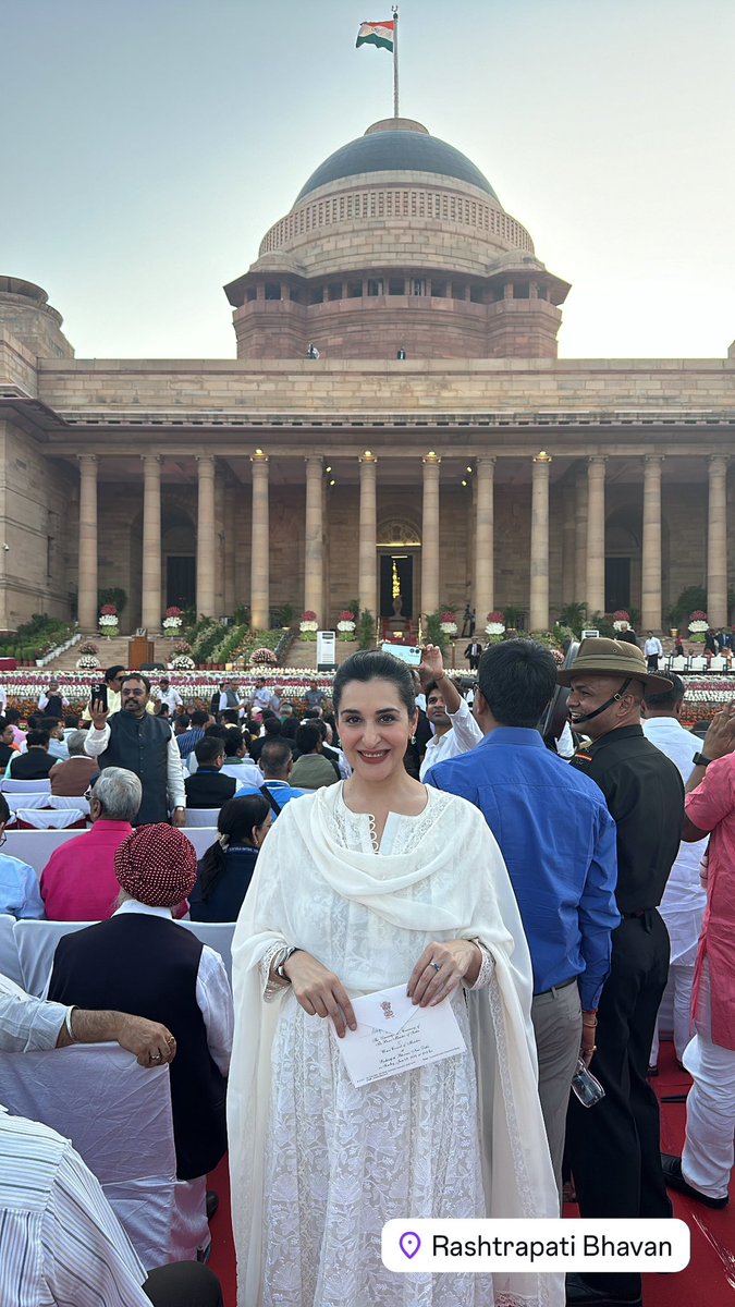deeptijverma's tweet image. At the third time swearing in of Prime Minister @narendramodi a moment in history 💫 
.
.
#शपथग्रहण #ThirdTerm #NDA3 #Modi30