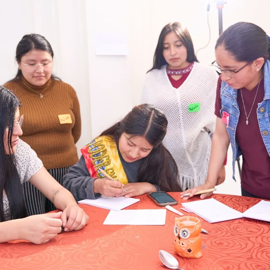 BernardaOM's tweet photo. 09 junio se conmemora 🇪🇨 Día Nacional del Voto Femenino. Son 100 años q podemos ejercer este derecho por legado histórico de #MatildeHidalgo, pionera en #Ecuador y continente.
Comparto unas 📸 de Escuela de Liderazgo para #Mujeres Indígenas #Awene en la Edición conmemorativa. https://t.co/UeiCIn0HEG