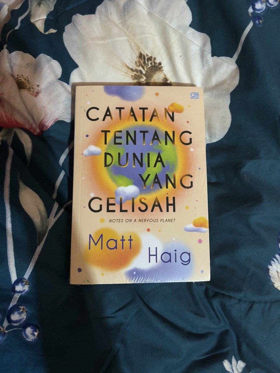 sugerlash's tweet photo. —WTS novel/buku preloved &amp; new

Please kindly help RT and like, thank you🙇🏻‍♀️. 
Tag wts, wtb, jual buku, novel ori, preloved books, terjemahan.

A Man Called Ove 70k (new)
Catatan Tentang Dunia Yang Gelisah 90k (new)
Black Showman dan Pembunuhan di Kota Tak Bernama 89k (unsealed) https://t.co/iVrpQ2rltW