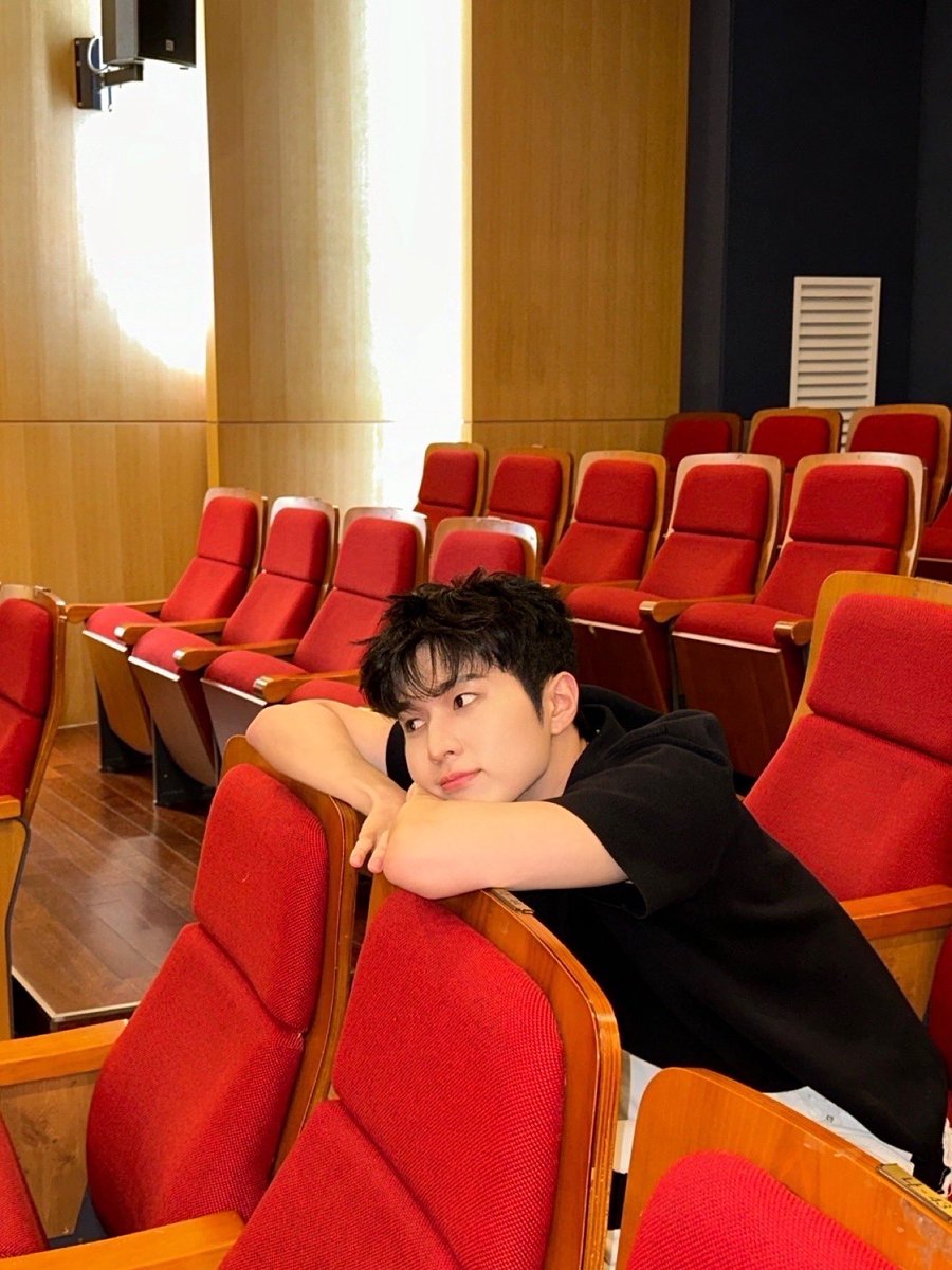 whib_official's tweet photo. 취미 - 멍 때리기😐

#WHIB #휘브
#UGeon #유건 https://t.co/LV2pyJT3Ps