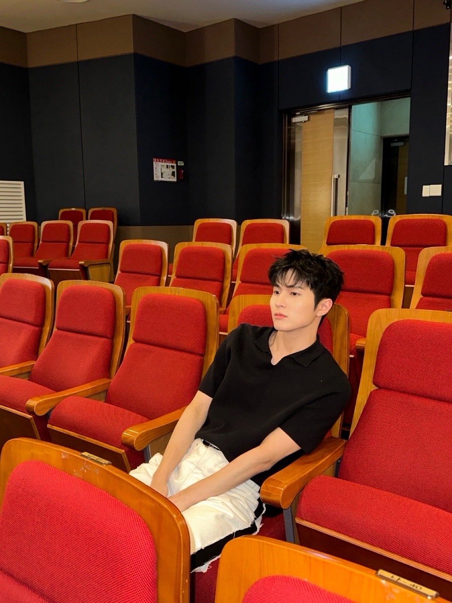 whib_official's tweet photo. 취미 - 멍 때리기😐

#WHIB #휘브
#UGeon #유건 https://t.co/LV2pyJT3Ps