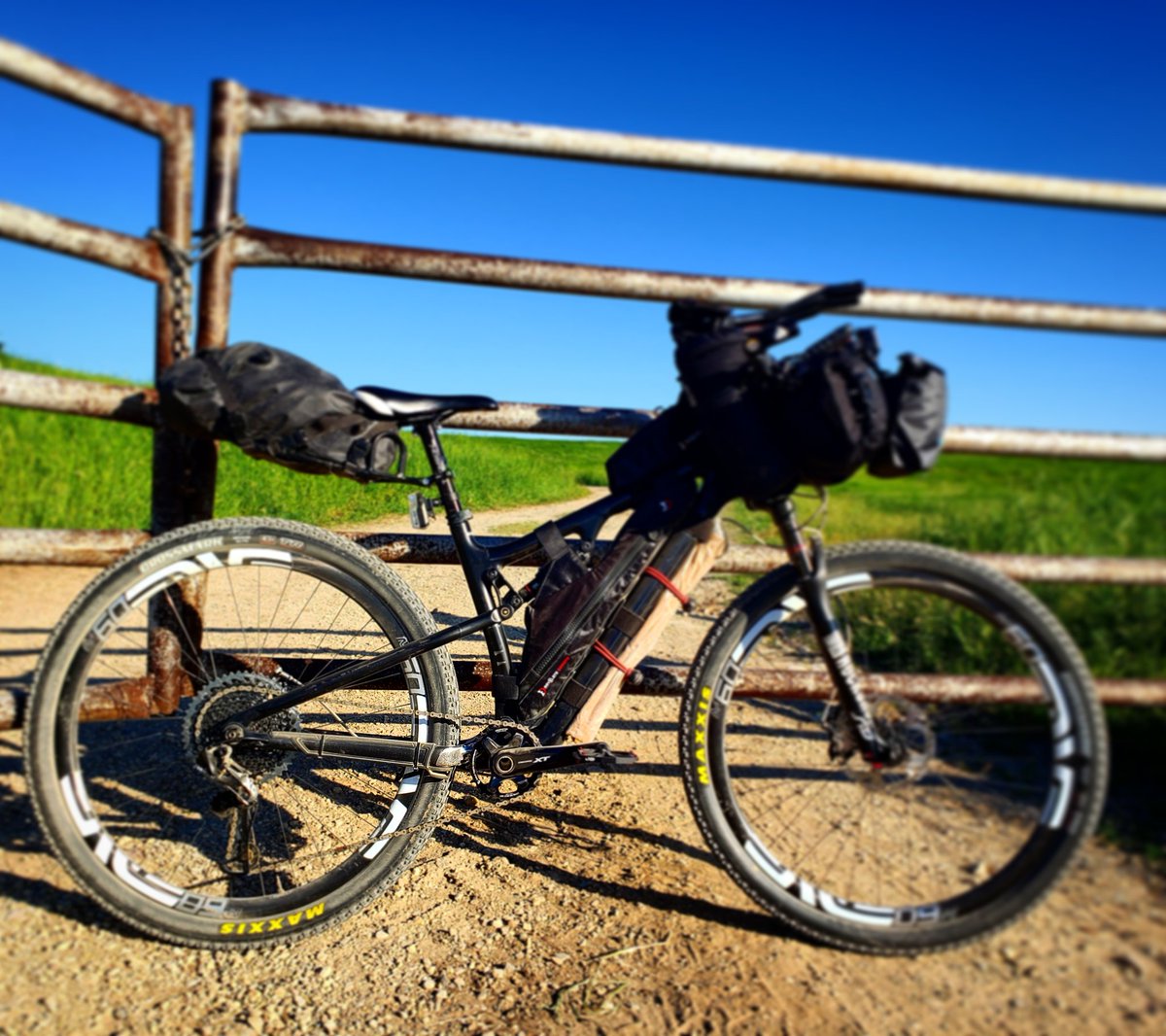 Bonnie_Gagnon's tweet photo. That wonderful feeling when your bike and gear are dialed in! One of my last rides before leaving for the Tour Divide race start in Banff, Canada, in 2019. What a wonderful feeling of excitement and anticipation! Stupid #csfleak
#tourdivide #greatdivide #gdmbr #memories https://t.co/xzSd04cvcy