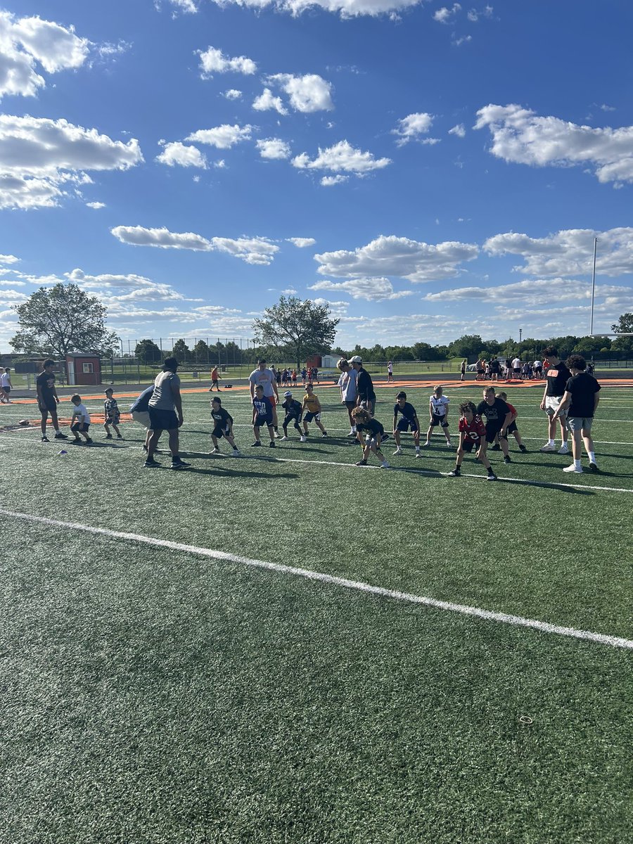 Minooka_Indians's tweet photo. 🧵 Thank you to our coaches and varsity players who hosted 238 youth football players today! Love putting this event on for our community! #HoldTheRope #WhyNotMinooka #OnlyChoice https://t.co/ZLRC5wyKvB