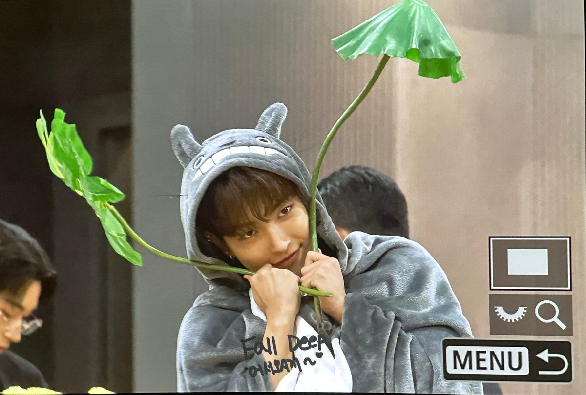 MERMAIDEXOL's tweet photo. totoro hongjoong???💚 https://t.co/zspwKoXp0k