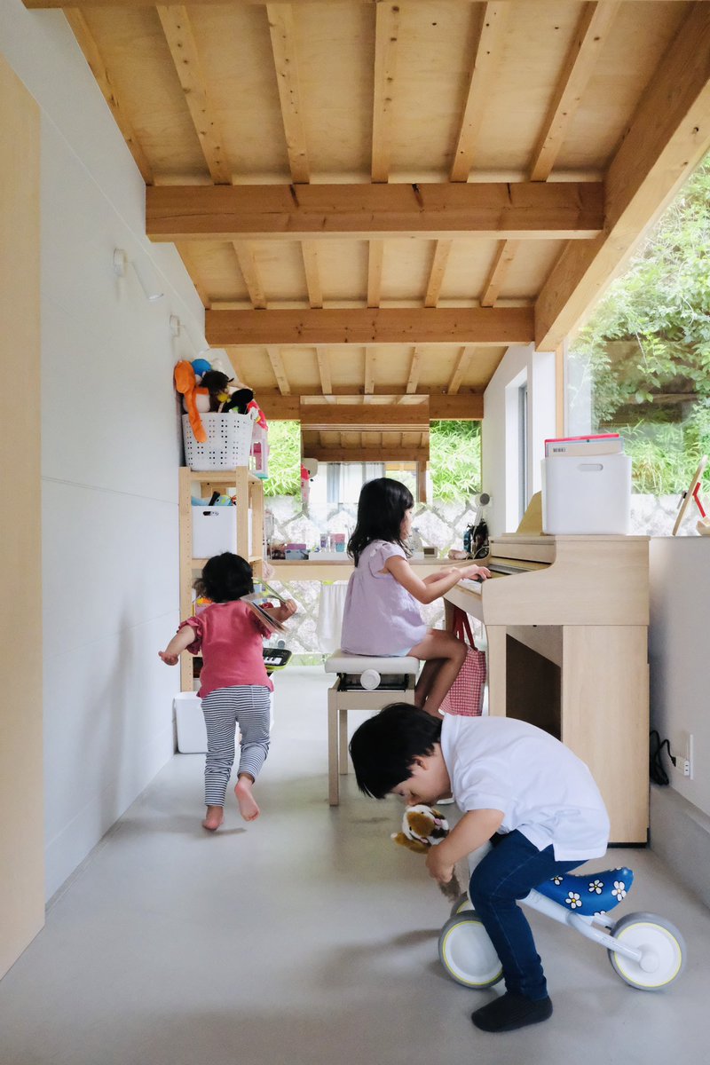 tj_ishiguro's tweet photo. HOUSE TWOの点検で兵庫に。

家具が入り、庭が育っていた。
こどもたちは走りまわり、集まり、また散っていく。 https://t.co/lluYJfavA5