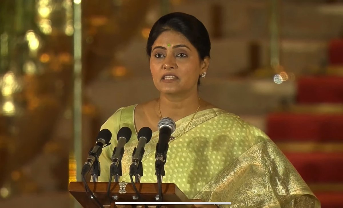 AnupriyaSPatel's tweet photo. तीसरी बार मंत्रिपरिषद की सदस्य के रूप में पुनः माँ भारती की सेवा का सुअवसर देने के लिए आदरणीय प्रधानमंत्री श्री @narendramodi जी का हृदय से आभार। https://t.co/N2lTNjGdAe