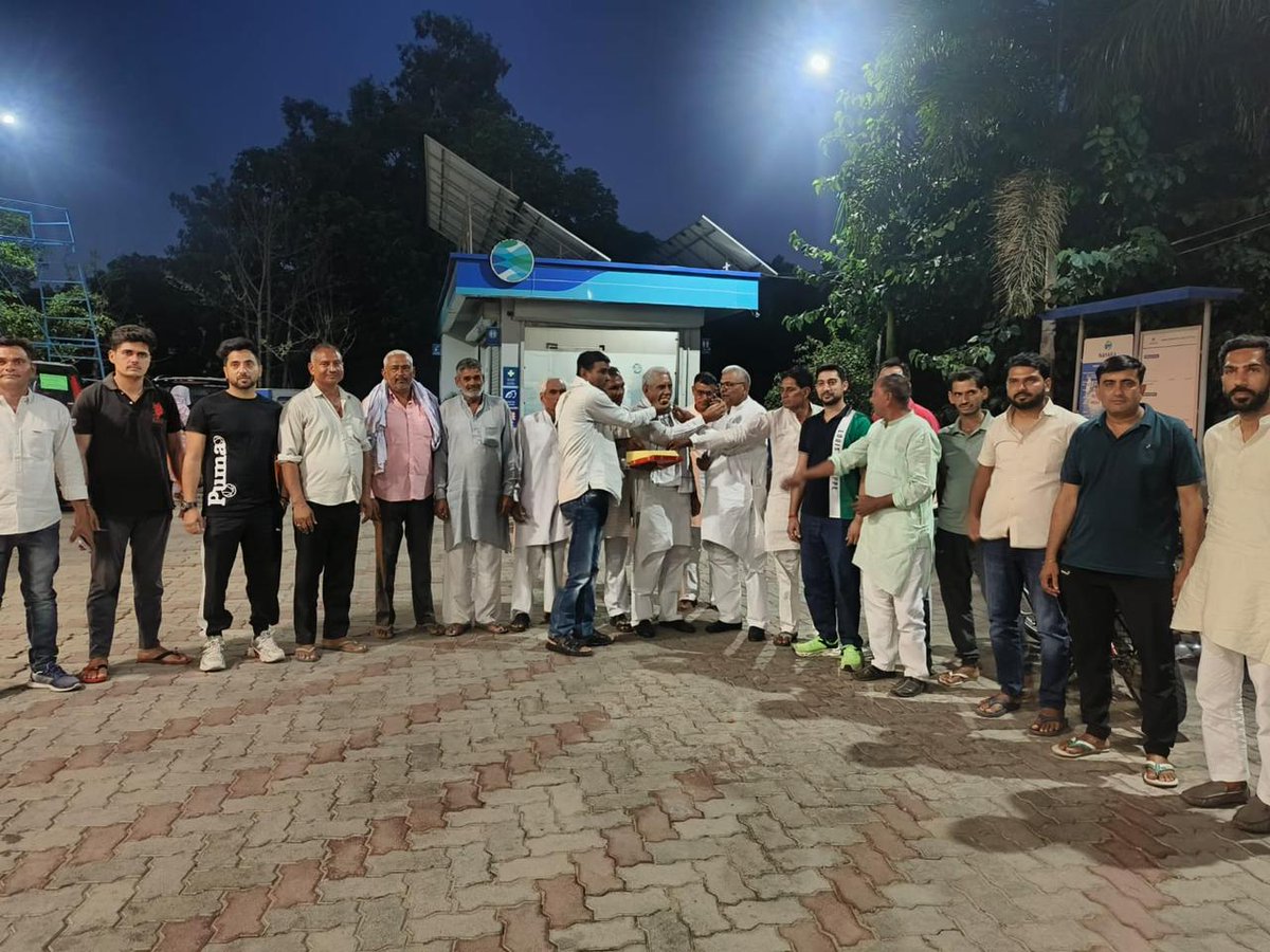 #भारत सरकार में सभी #किसान कमेरो की आवाज़ <a href="/jayantrld/">Jayant Singh</a> जी को #राज्यमंत्री (स्वतंत्र प्रभार)बनने पर हार्दिक बधाई
किसान कमेरो की सरकार में साझेदारी के उपलक्ष को NH-709B पर स्थित आपके अपने पेट्रोल पंप पर मीठा खिलाकर मनाया
<a href="/RLDparty/">Rashtriya Lok Dal</a> <a href="/DrSangwanRLD/">Dr. Rajkumar Sangwan</a> #एनडीए #NDA #NDAalliance
<a href="/GirishRLD/">Girish K Chaudhary</a>