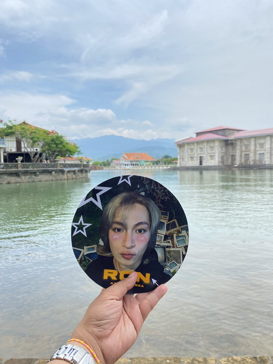 rawniecakes's tweet photo. in fairness gamit ko yung merch today 🥺 big brain talaga nakaisip ng round fan instead of hand banners 🤩 

RAWN AT SZN OF SZA

#RonCastillo #SZNofSZA #CtrlFanGathering https://t.co/pHlRaxMSme
