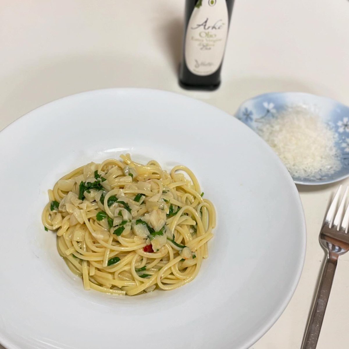 kagaya02's tweet photo. 久しぶりに家でお昼ご飯作った！！

今回はシェフロピアさんの動画の弓削シェフのシチリア風ペペロンチーノ！

これ最高にうまい！！！(  ᵒ̴̶̷᷄൧̑ ᵒ̴̶̷᷅   )
パルミジャーノをかけたら半端なくうまい！！

ニンニクは青森県氷温熟成
オリーブオイルはアルケとアルケbio

#弓削シェフ #chefRopia https://t.co/ipPu77BZHg