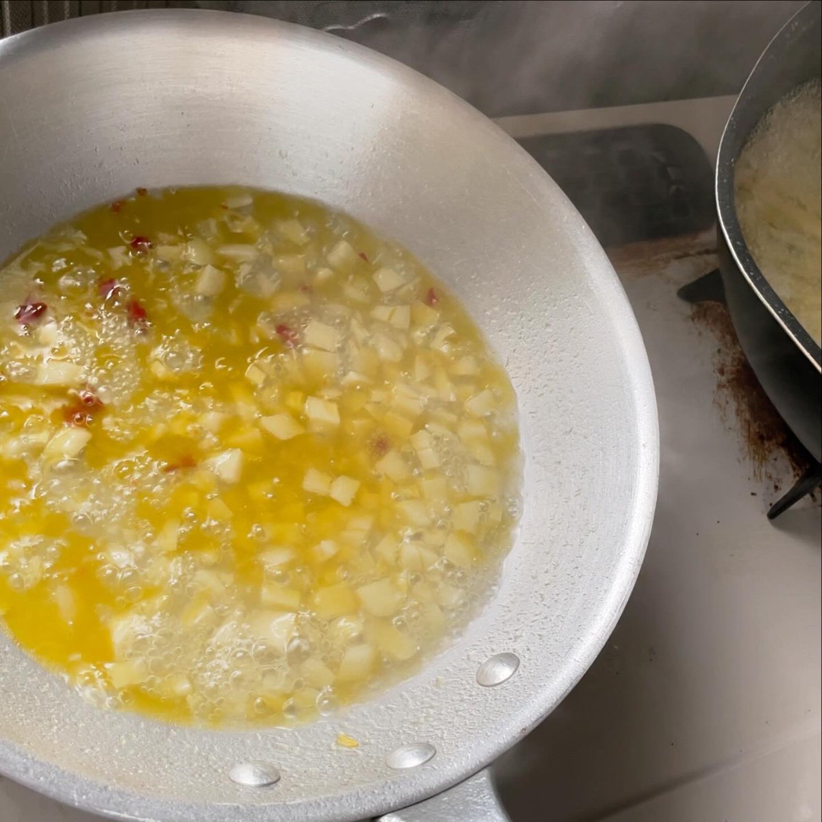 kagaya02's tweet photo. 久しぶりに家でお昼ご飯作った！！

今回はシェフロピアさんの動画の弓削シェフのシチリア風ペペロンチーノ！

これ最高にうまい！！！(  ᵒ̴̶̷᷄൧̑ ᵒ̴̶̷᷅   )
パルミジャーノをかけたら半端なくうまい！！

ニンニクは青森県氷温熟成
オリーブオイルはアルケとアルケbio

#弓削シェフ #chefRopia https://t.co/ipPu77BZHg