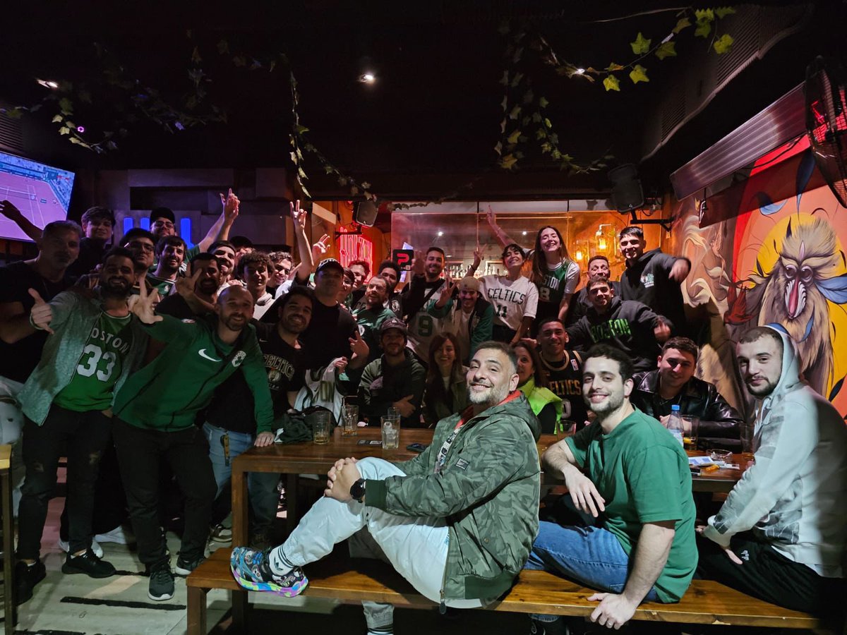 CelticsArg1's tweet photo. MIRA QUE DISTINTOS SOMOS!!☘️💚🇦🇷

La peña Boston Celtics Argentina en una nueva Watch Party del Game 2 de las Finales de la #NBA. https://t.co/AJqXgfNyww