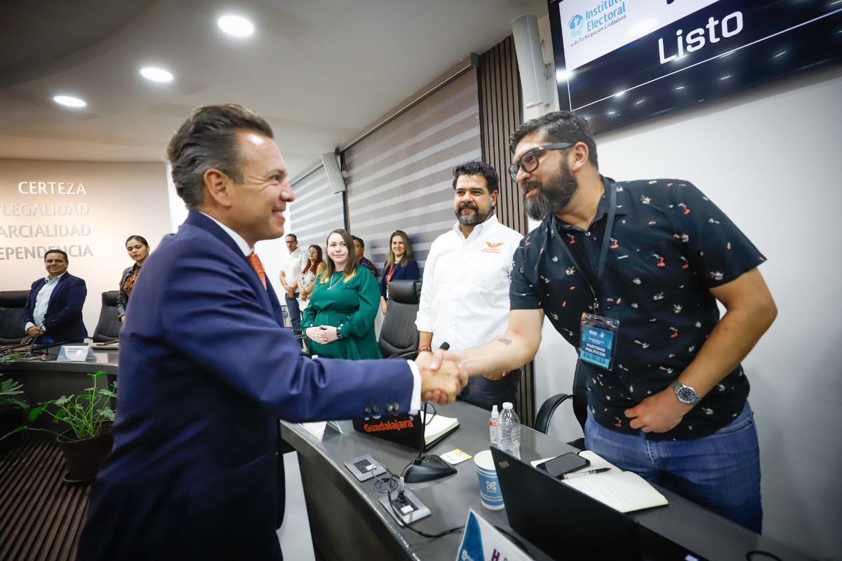PabloLemusN's tweet photo. Hoy recibo con mucha gratitud la constancia de mayoría que acredita nuestro triunfo a la gubernatura del estado.

Llego al Gobierno de Jalisco con la mayor cantidad de votos en la historia. Un total de 1 millón 626 mil 941 personas votaron por este proyecto, pero tengo claro que gobernaré para todas y todos los habitantes del estado más bonito de México; sin exclusiones, sin hacer a un lado a nadie.

Este resultado me compromete a redoblar esfuerzos para responder a las expectativas de nuestra gente.

A la doctora @Claudiashein, presidenta electa de México, le ofrezco un trabajo coordinado, con apertura y diálogo. Vengo a dar resultados, no a generar contraste.

Hago un llamado a todas las fuerzas políticas a darle vuelta a la página y construir juntos el futuro de Jalisco. Es tiempo de dejar atrás la polarización y las diferencias, es tiempo de trabajar unidos.

¡Gracias, Jalisco!

¡Ánimo, a trabajar!