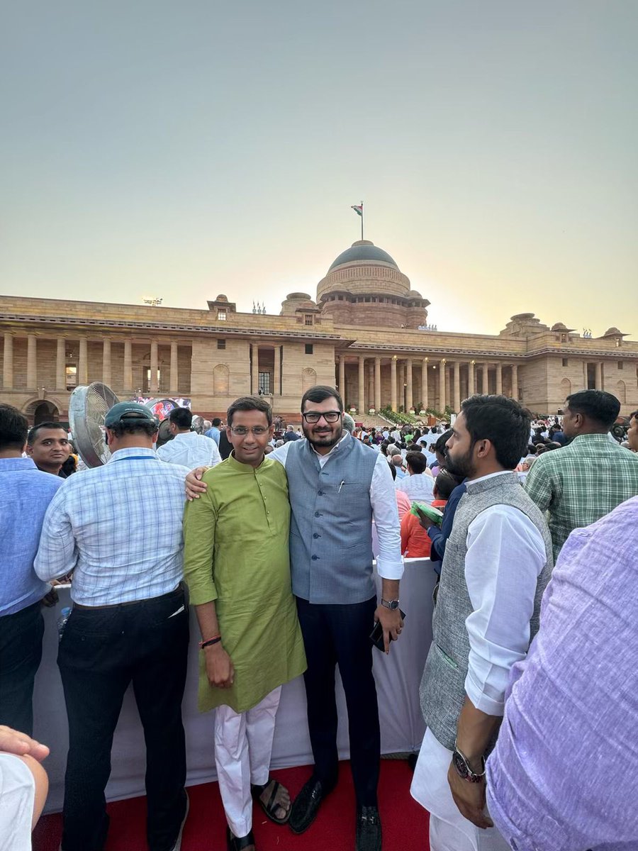 Manan Dani (@manandanibjp) on Twitter photo રાષ્ટ્રપતિ ભવન ખાતે માનનીય પ્રધાનમંત્રી શ્રી <a href="/narendramodi/">Narendra Modi</a> જીના સતત ત્રીજી વખત પ્રધાનમંત્રી પદના અને નવા કેબિનેટ મંડળના શપથ ગ્રહણ સમારોહમાં સાથી આગેવાનો સાથે ઉપસ્થિત રહેવાનો સુઅવસર પ્રાપ્ત થયો.
માનનીય પ્રધાનમંત્રી સાહેબને ત્રીજી વખત પ્રધાનમંત્રી બનતા જોવાનો આ અનોખો અવસર આનંદમય રાષ્ટ્રપતિ ભવન ખાતે માનનીય પ્રધાનમંત્રી શ્રી <a href="/narendramodi/">Narendra Modi</a> જીના સતત ત્રીજી વખત પ્રધાનમંત્રી પદના અને નવા કેબિનેટ મંડળના શપથ ગ્રહણ સમારોહમાં સાથી આગેવાનો સાથે ઉપસ્થિત રહેવાનો સુઅવસર પ્રાપ્ત થયો.
માનનીય પ્રધાનમંત્રી સાહેબને ત્રીજી વખત પ્રધાનમંત્રી બનતા જોવાનો આ અનોખો અવસર આનંદમય