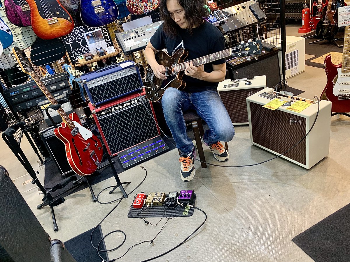 watanabegakki's tweet photo. 本日は少し動画撮影をば❗️✨
AKGギター工房より新製品も入荷間に合いましたので、いつもお世話になっている今堀さんにサウンドチェック✅して頂きました😁乞うご期待です🎸🔊🔊
#AkgSoundDesign #TBCFX #ovaltone #Gibson #Fender #Vintage https://t.co/byvguhwhnY