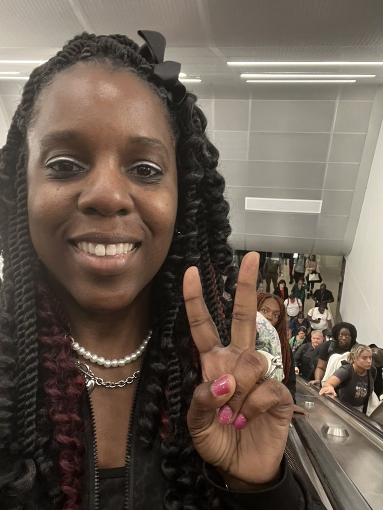 MsSmall2016's tweet image. Wheels up ✈️✈️✈️~ Great way to end @CahnFellowship LA trip! It’s easy to know which direction to go when surrounded by great ATL allies!! @AP_Fagan &amp;amp;  @TerriL10901 👌🏾✌🏾@jbland100 @apsupdate #Transformative21 ❤️ @wardellhunterED @Retha_Woolfolk