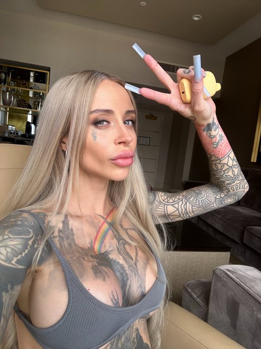 melting in my non-air-conditioned hotel room in Vegas. Thank you so much. https://t.co/SH5Rn2AKAL