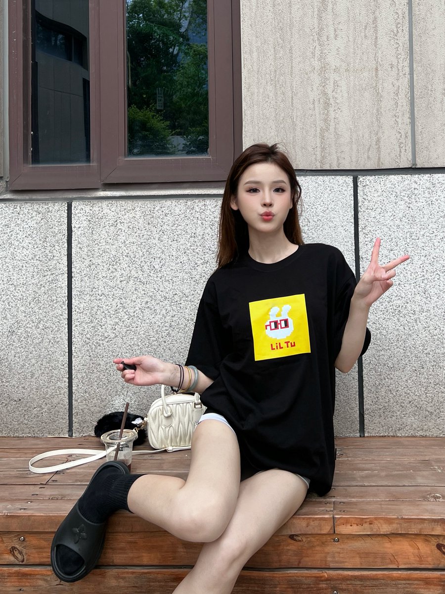 Tmeta288808's tweet photo. 🐰🎨 加入LiL Tu NFT，和1万个独特的小兔子一起展开五彩缤纷的冒险，每只小兔子都戴着NOUNS眼镜，是数字探险家。🎨🐰
想象一个充满活力的兔子王国，小兔子们有黑的、白的、黄的、灰的、斑点的，还有奶茶色的，每一只都迷人且独一无二。🌈在LiL Tu的世界中创造你的数字魔法吧！🌟🐰 https://t.co/coEpmhDlIN