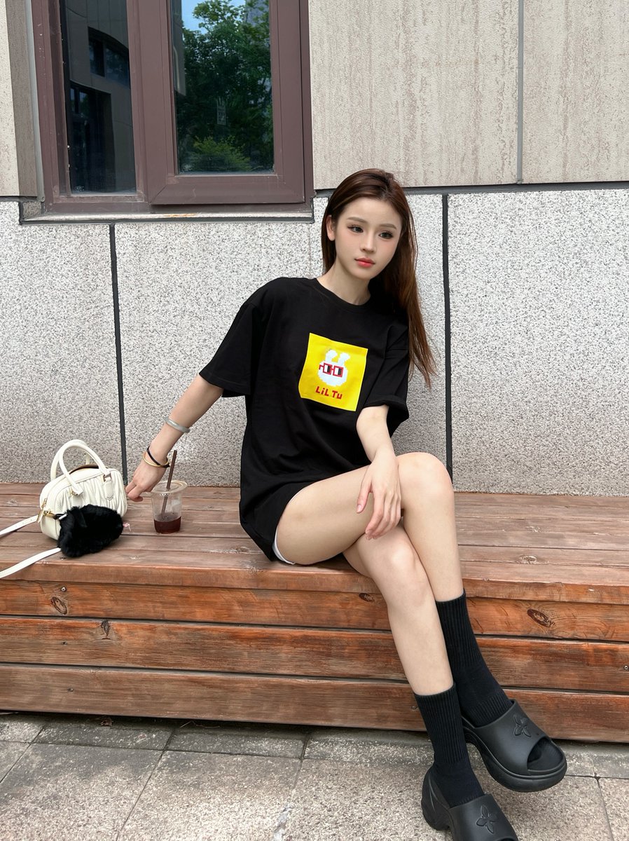 Tmeta288808's tweet photo. 🐰🎨 加入LiL Tu NFT，和1万个独特的小兔子一起展开五彩缤纷的冒险，每只小兔子都戴着NOUNS眼镜，是数字探险家。🎨🐰
想象一个充满活力的兔子王国，小兔子们有黑的、白的、黄的、灰的、斑点的，还有奶茶色的，每一只都迷人且独一无二。🌈在LiL Tu的世界中创造你的数字魔法吧！🌟🐰 https://t.co/coEpmhDlIN