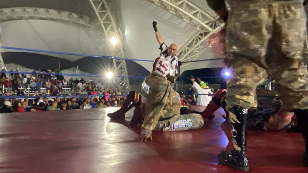 LaTijeraLucha's tweet photo. En choque de mastodontes desde el #RecintoFerialChimalhuacan, donde la #PuerquizaExtrema se vuelven a enfrentar a los que llaman sus copias baratas #LosRhinoCraxxxsh en un tremendo agarrón, al final #PigPool, #PigDestructor y #PigDestroyer se logran llevar la victoria por vía de https://t.co/rDASyGypnC