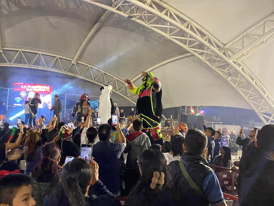 LaTijeraLucha's tweet photo. En choque de mastodontes desde el #RecintoFerialChimalhuacan, donde la #PuerquizaExtrema se vuelven a enfrentar a los que llaman sus copias baratas #LosRhinoCraxxxsh en un tremendo agarrón, al final #PigPool, #PigDestructor y #PigDestroyer se logran llevar la victoria por vía de https://t.co/rDASyGypnC