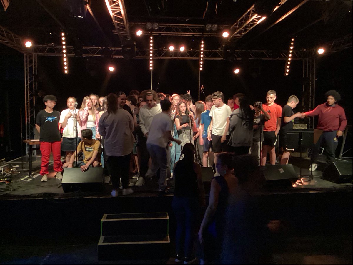 Retour sur le final du projet Déclame ton engagement #slam pour les 3e de Louis Merle à @SalleDiffart Un beau projet au service du #PEAC et du #parcourscitoyen de l'élève   🙏#DaGobleen
cc <a href="/DSDEN79/">DSDEN Deux-Sèvres</a> <a href="/daacpoitiers/">Daac de Poitiers</a> <a href="/DeuxSevres/">79 le Département</a>