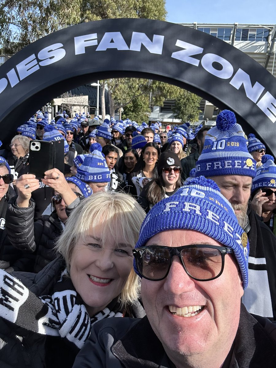 andrewjwalsh's tweet photo. Game Day at the G! We walked to the G with the Magpie Army #PiesDees #AFLMonarchsBday #fightMND #bigfreeze #GoPies https://t.co/aT7FVVZpJw