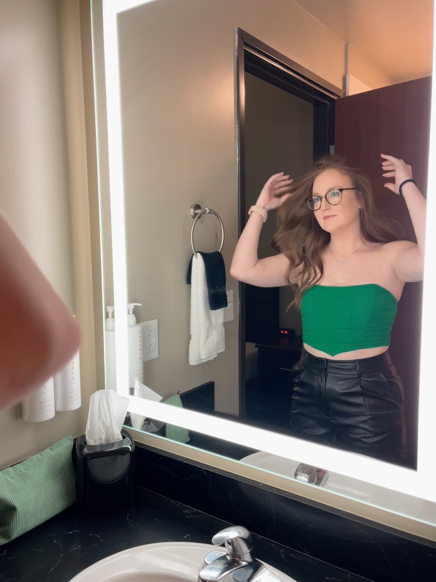 emilyyroe's tweet photo. bdayyyy🎂🥳 https://t.co/8s7lftBI9q