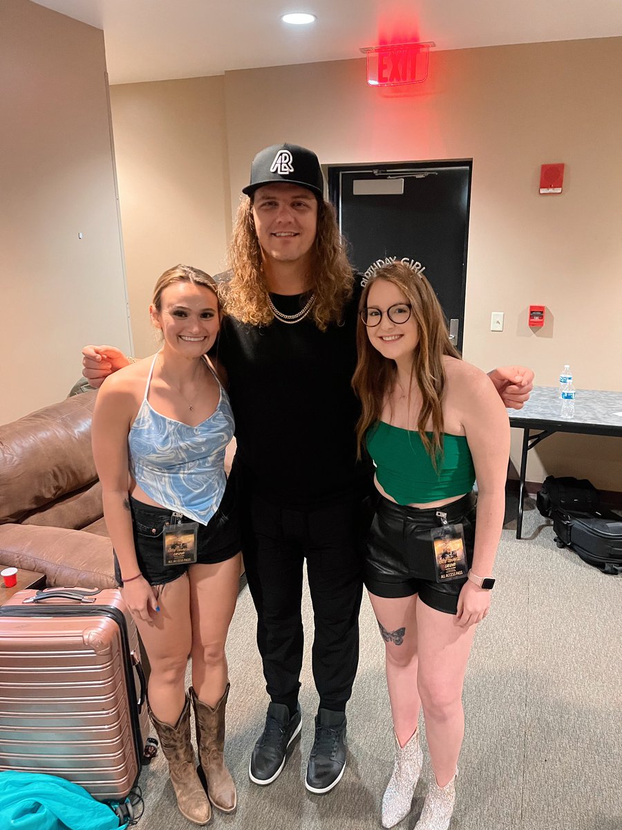 emilyyroe's tweet photo. bdayyyy🎂🥳 https://t.co/8s7lftBI9q