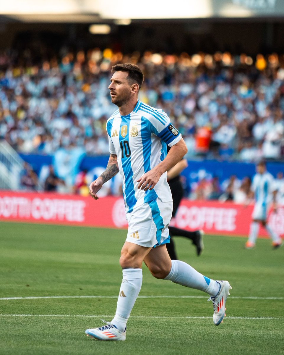 新しいアルゼンチン代表のユニフォームを着るメッシ🇦🇷