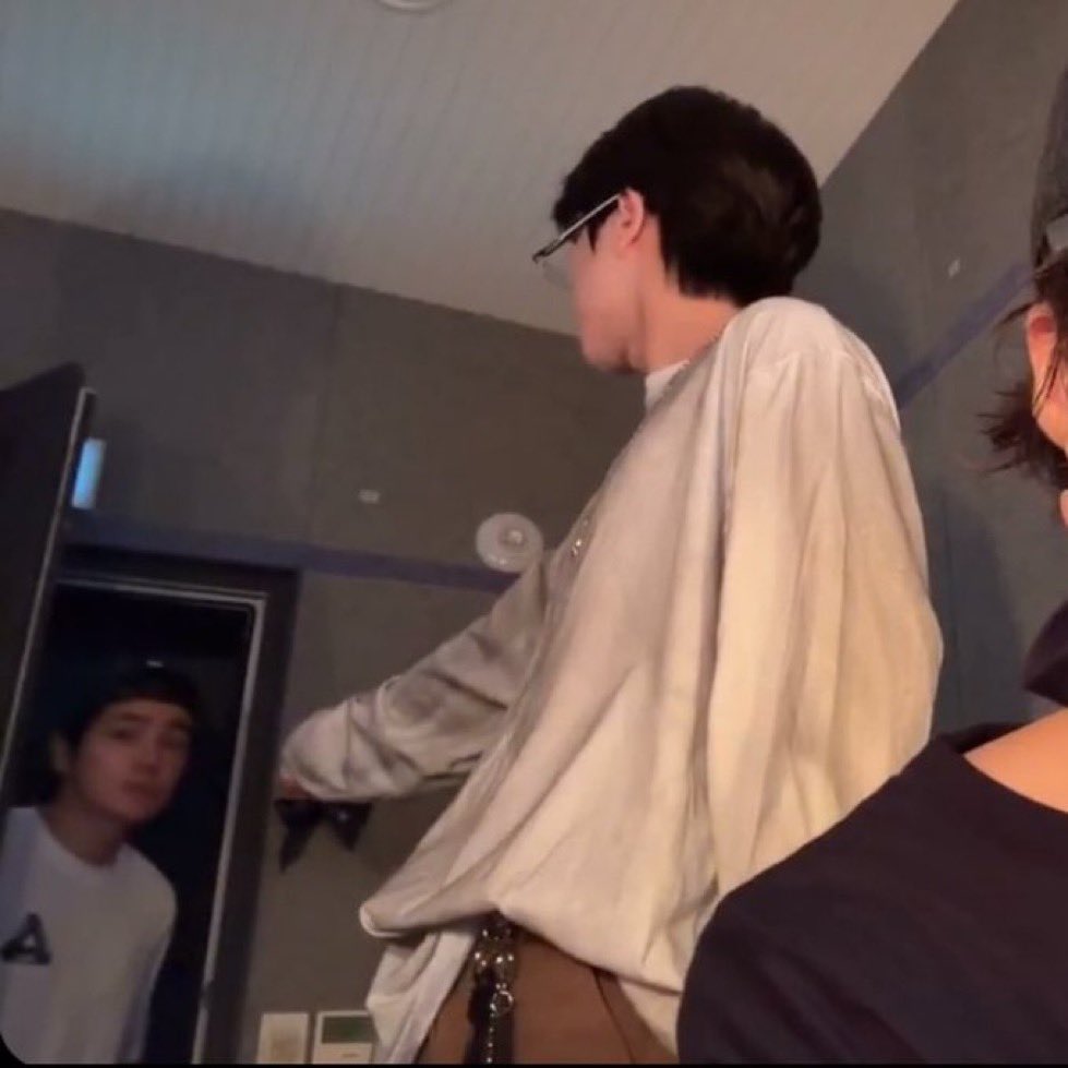 아니 들어올 순 있죠...

근데 왜 매번 방송중이면 나가냐고
나 오해한다.
그냥 오해해버린다?