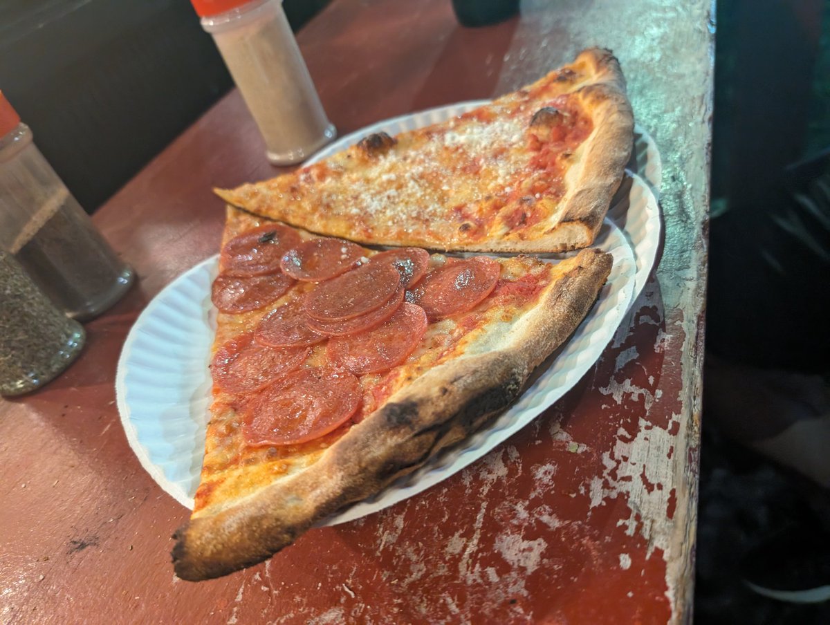 Midnight 🍕 with <a href="/Witdarkstar/">Patrick Wren</a> for our first stop of our NYC adventure.