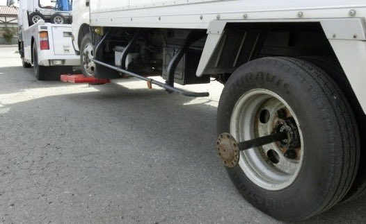 皆んな知ってると思うけどトラックを牽引する時は絶対アクスルの