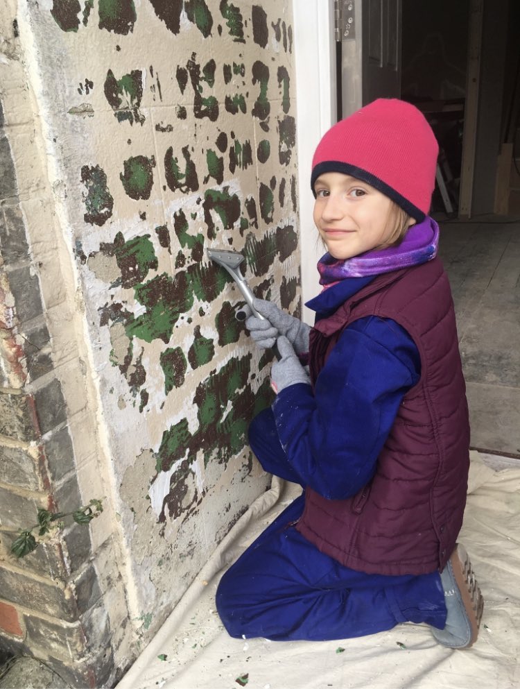 SarahBudd18's tweet photo. @thismorning training mine in the art of renovation! Both daughters can strip wallpaper, paint, and use a drill 💪🏻💪🏻 https://t.co/CZv6hLOAIb