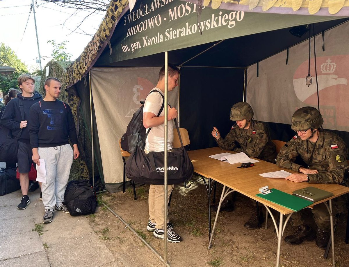 WCRGrudziadz's tweet photo. Dziś rozpoczął się I turnus Skróconej Dobrowolnej Zasadniczej Służby Wojskowej #SDZSW w #3psap.
Ochotnicy będą zdobywać wiedzę i umiejętności niezbędne do służby, uczestnicząc w intensywnym szkoleniu. 
Życzymy powodzenia ! 🤞🇵🇱
@MON_GOV_PL 
@ZolnierzRP https://t.co/4UGCBg0P1J