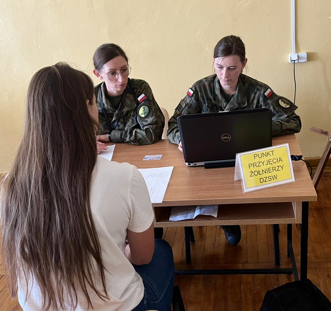 WCRGrudziadz's tweet photo. Dziś rozpoczął się I turnus Skróconej Dobrowolnej Zasadniczej Służby Wojskowej #SDZSW w #3psap.
Ochotnicy będą zdobywać wiedzę i umiejętności niezbędne do służby, uczestnicząc w intensywnym szkoleniu. 
Życzymy powodzenia ! 🤞🇵🇱
@MON_GOV_PL 
@ZolnierzRP https://t.co/4UGCBg0P1J