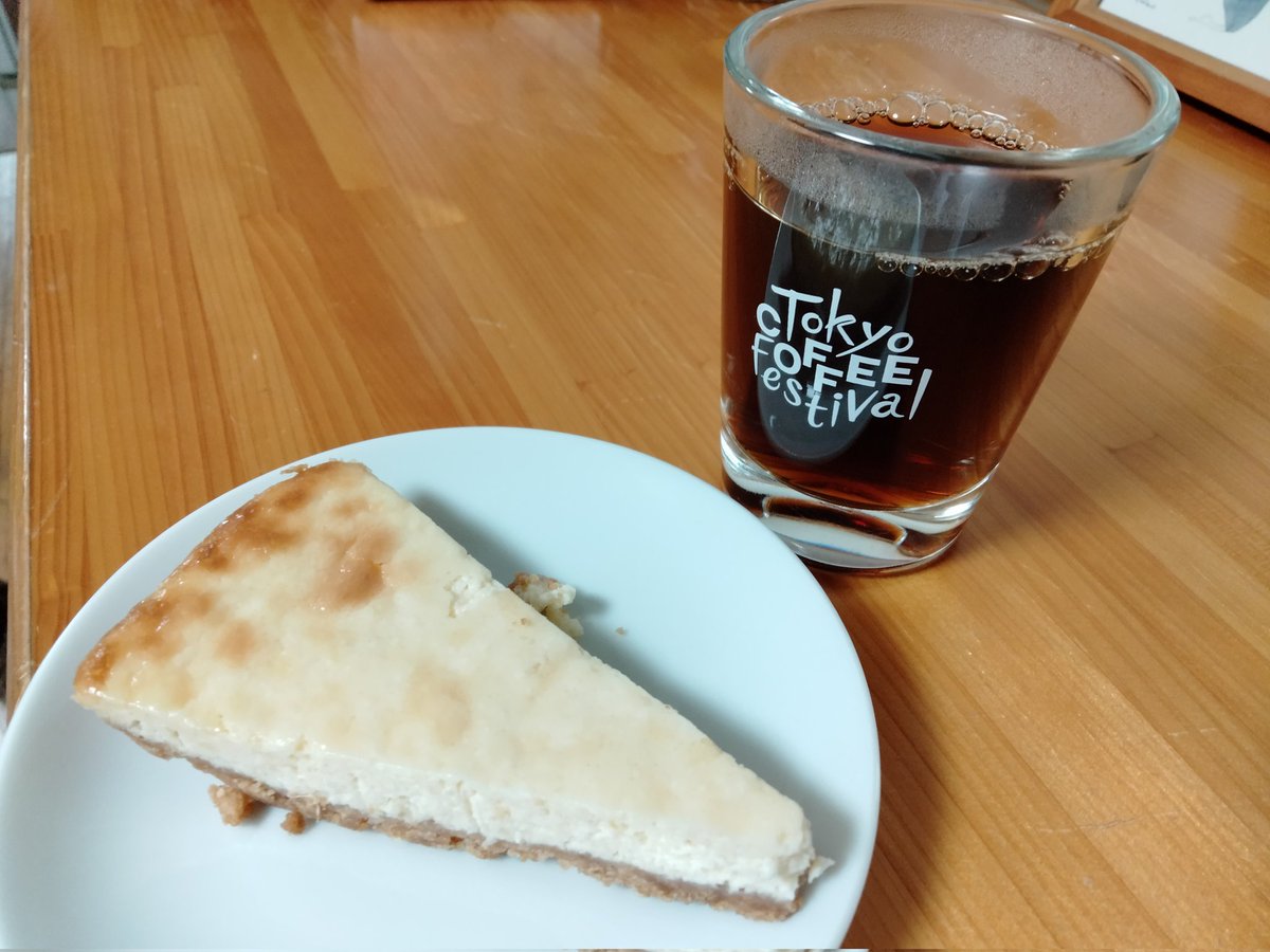 ShizenMegum1's tweet photo. こんにちは。
今週は早く帰れるのでティータイムを。

本日の珈琲です。
我が家のいつもの珈琲。
職場の方手づくりのレモンチーズケーキと共に。

#おうちカフェ
#コーヒー好きな人と繫がりたい
#コーヒーのある暮らし https://t.co/ro9x2nJTRn