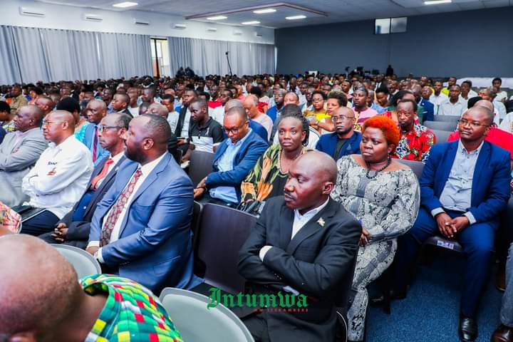 KNibizi's tweet photo. Turakenguruka utwigoro twose twiza two guteza imbere intara nziza nshasha ya Burunga. Abagwizatunga n'abandi bose bashobora guterera mw'iterambera dushire inguvu hamwe kugira intara ya Burunga ibe akarorero muvy'indero, amagara meza, amabarabara no mu gisata c'ingenzi! https://t.co/zFZ61GOaj1