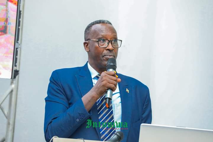 KNibizi's tweet photo. Turakenguruka utwigoro twose twiza two guteza imbere intara nziza nshasha ya Burunga. Abagwizatunga n'abandi bose bashobora guterera mw'iterambera dushire inguvu hamwe kugira intara ya Burunga ibe akarorero muvy'indero, amagara meza, amabarabara no mu gisata c'ingenzi! https://t.co/zFZ61GOaj1